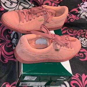 Peach pumas
